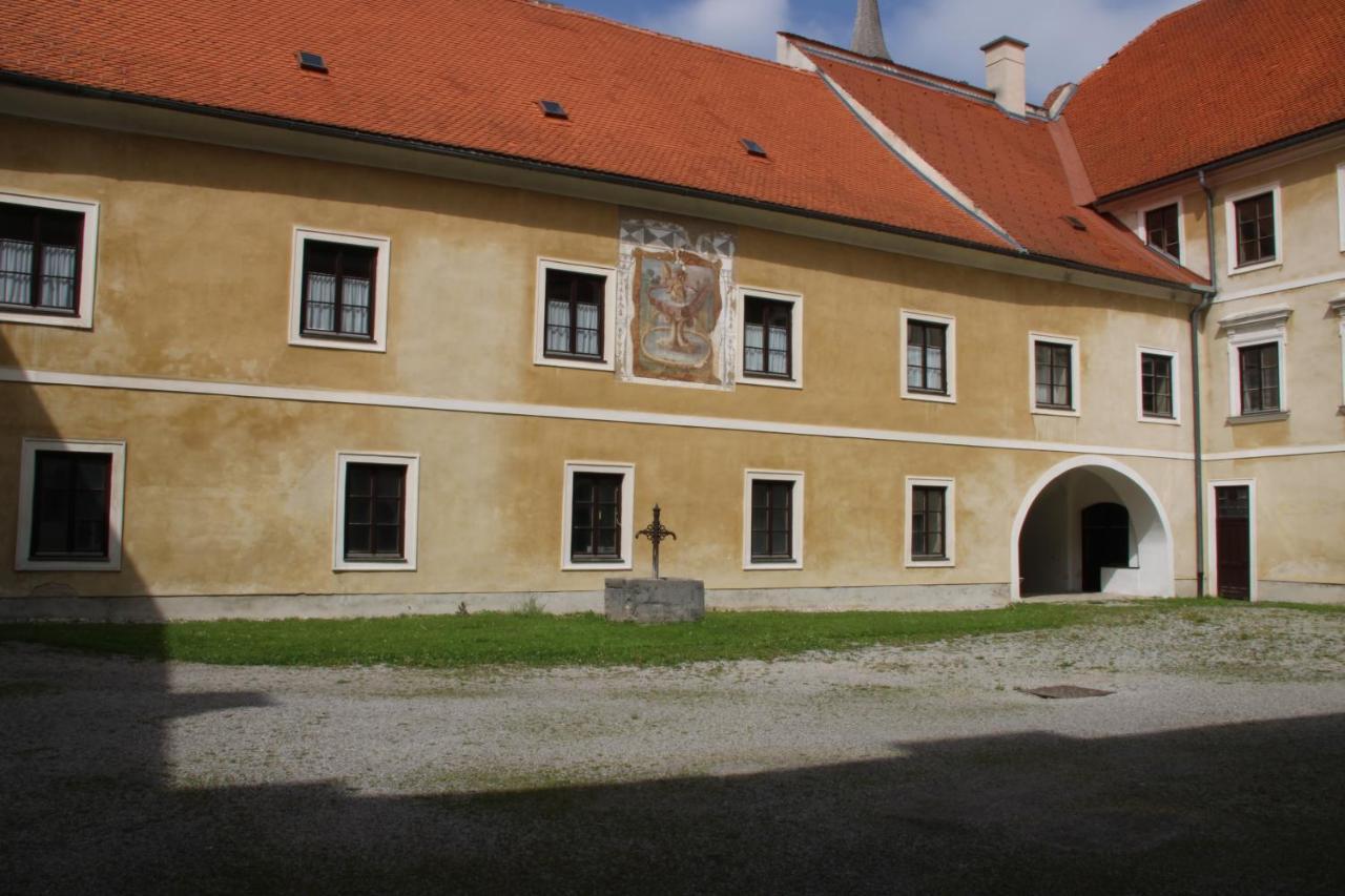 Hotel Im Stift Neuberg Neuberg an der Muerz Luaran gambar
